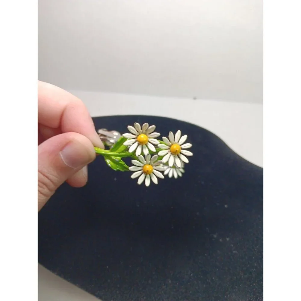 Vtg Retro 1960’s Metal & Enamel White Yellow Daisy Pin Brooch Hair Clips/ Earrin